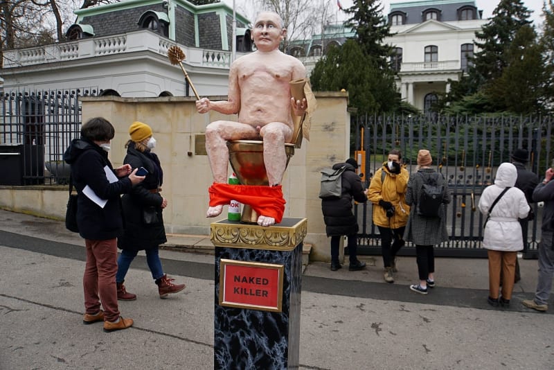 Protestní akci před ruskou ambasádou v Praze uspořádala aktivistická skupina Kaputin.