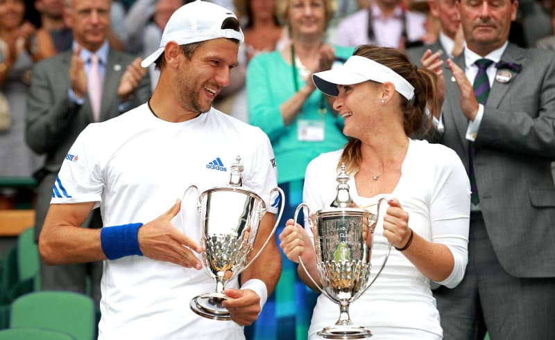 Iveta Benešová a Jürgen Melzer se radují po vítězství ve Wimbledonu 2011.
