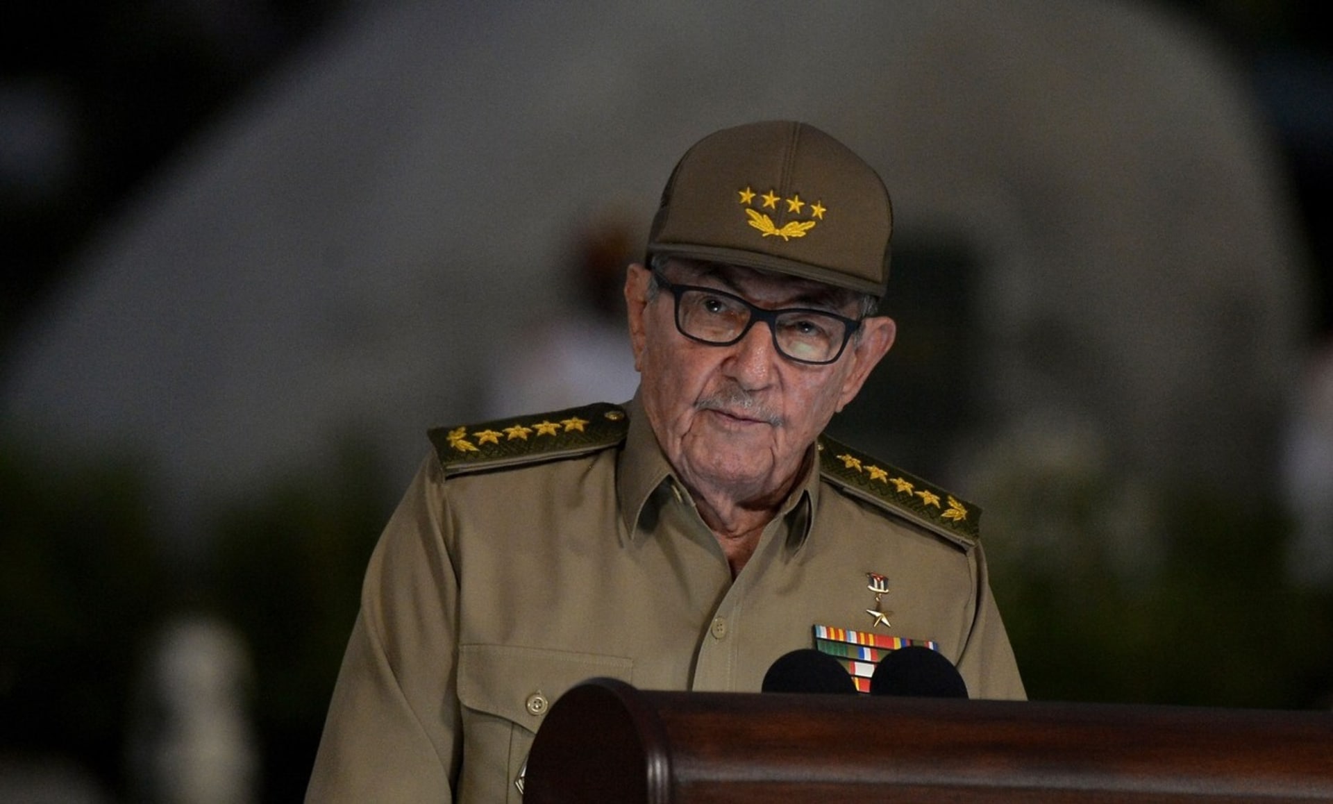 Raúl Castro předává vedení Kubánské komunistické strany do rukou mladší generace. Na Kubě tak symbolicky končí jedna dlouhá éra.