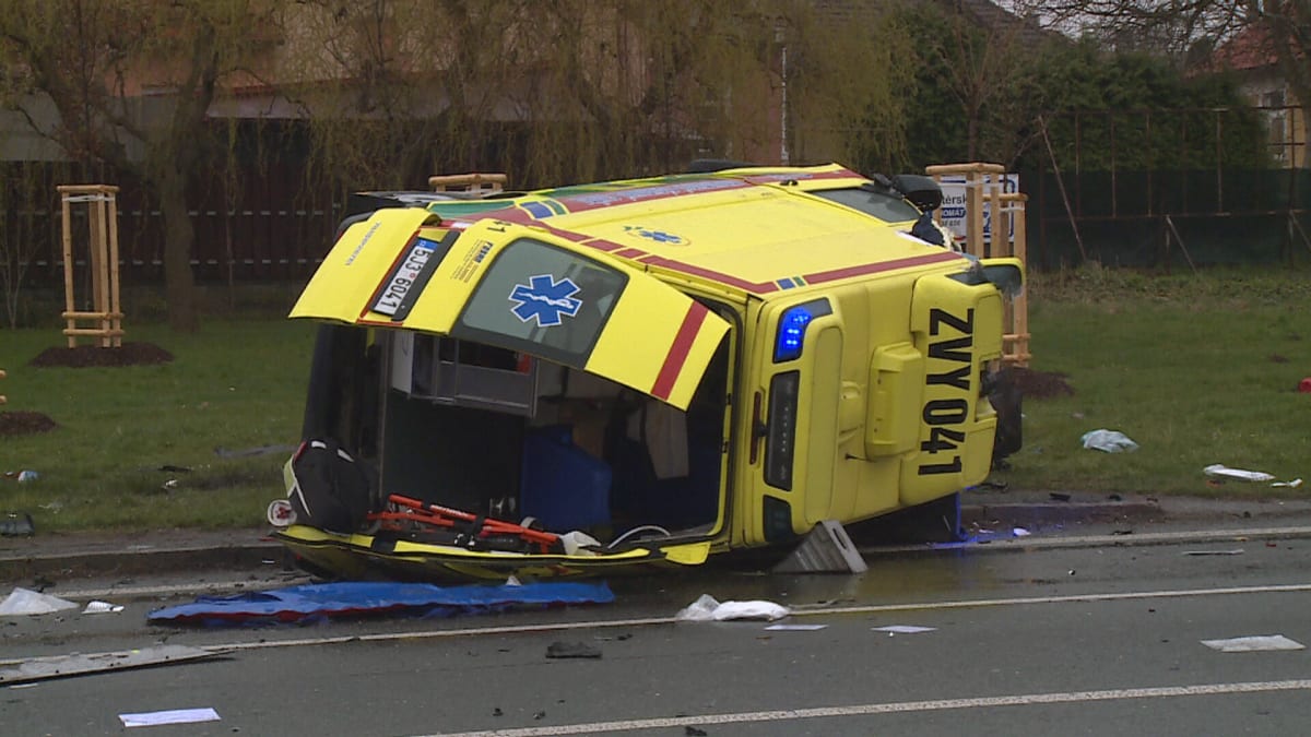 U Nymburku se v pátek odpoledne srazila sanitka krajské záchranné služby s osobním vozem. (Ilustrační foto)