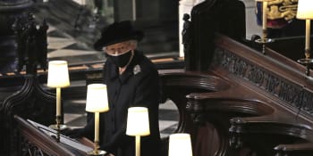 Pohřeb prince Philipa obrazem: Královna Alžběta v kapli plakala, Harry se usmiřoval