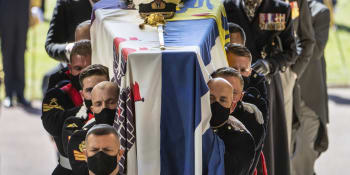 Pohřeb prince Philipa skončil. Rakev s ostatky byla uložena v kapli svatého Jiří