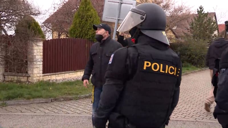 Na demonstraci před domem Jana Hamáčka musela zasahovat policie.