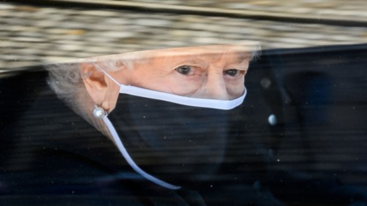 Královna Alžběta na pohřbu prince Philipa