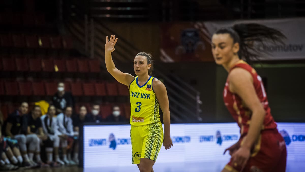 Slovinská basketbalistka Teja Oblaková v dresu ZVVZ USK Praha