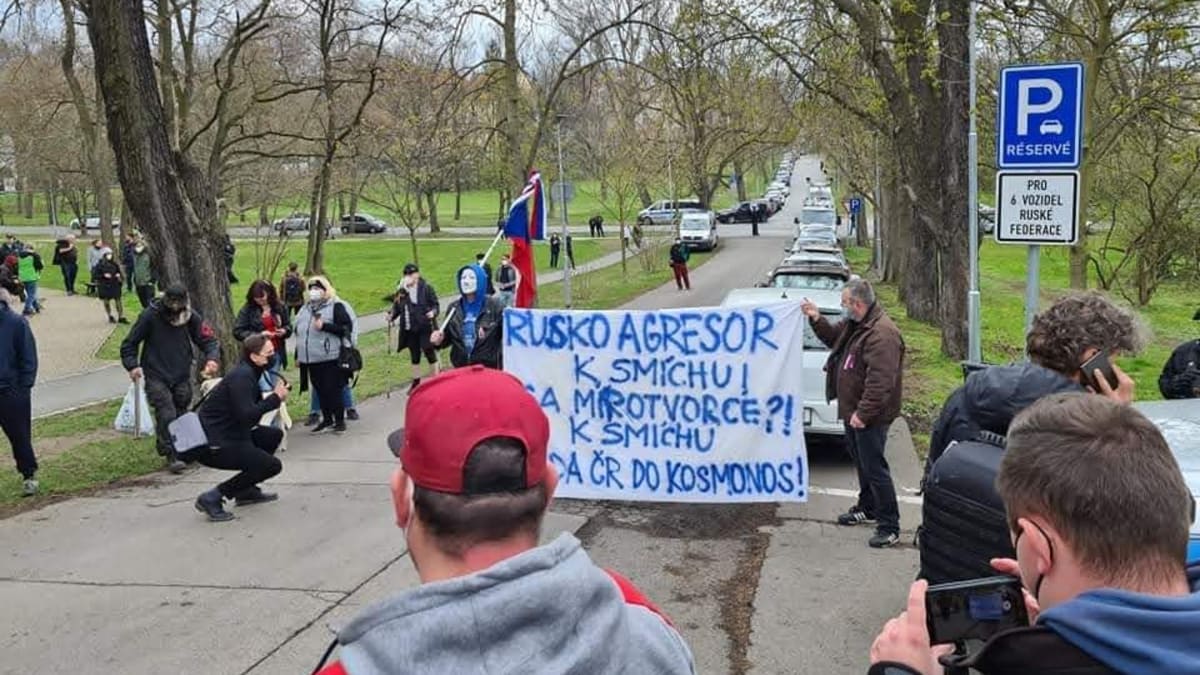 Před ruskou ambasádou se sešla stovka demonstrantů.