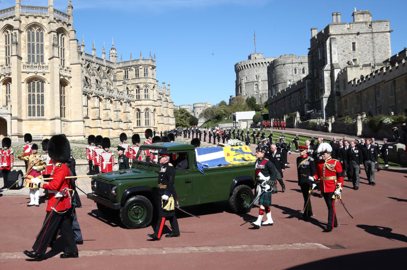 Rakev prince Philipa převážel model vozu Land Rover Defender, který vévoda pomáhal navrhnout.