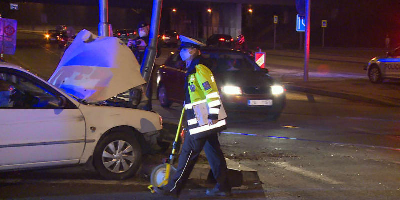 Řidič vytrvale ujížděl policistům. Jeho zběsilé putování Prahou ukončil až sloup semaforu.