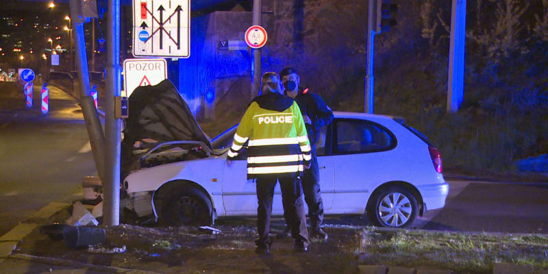 Řidič vytrvale ujížděl policistům. Jeho zběsilé putování Prahou ukončil až sloup semaforu.