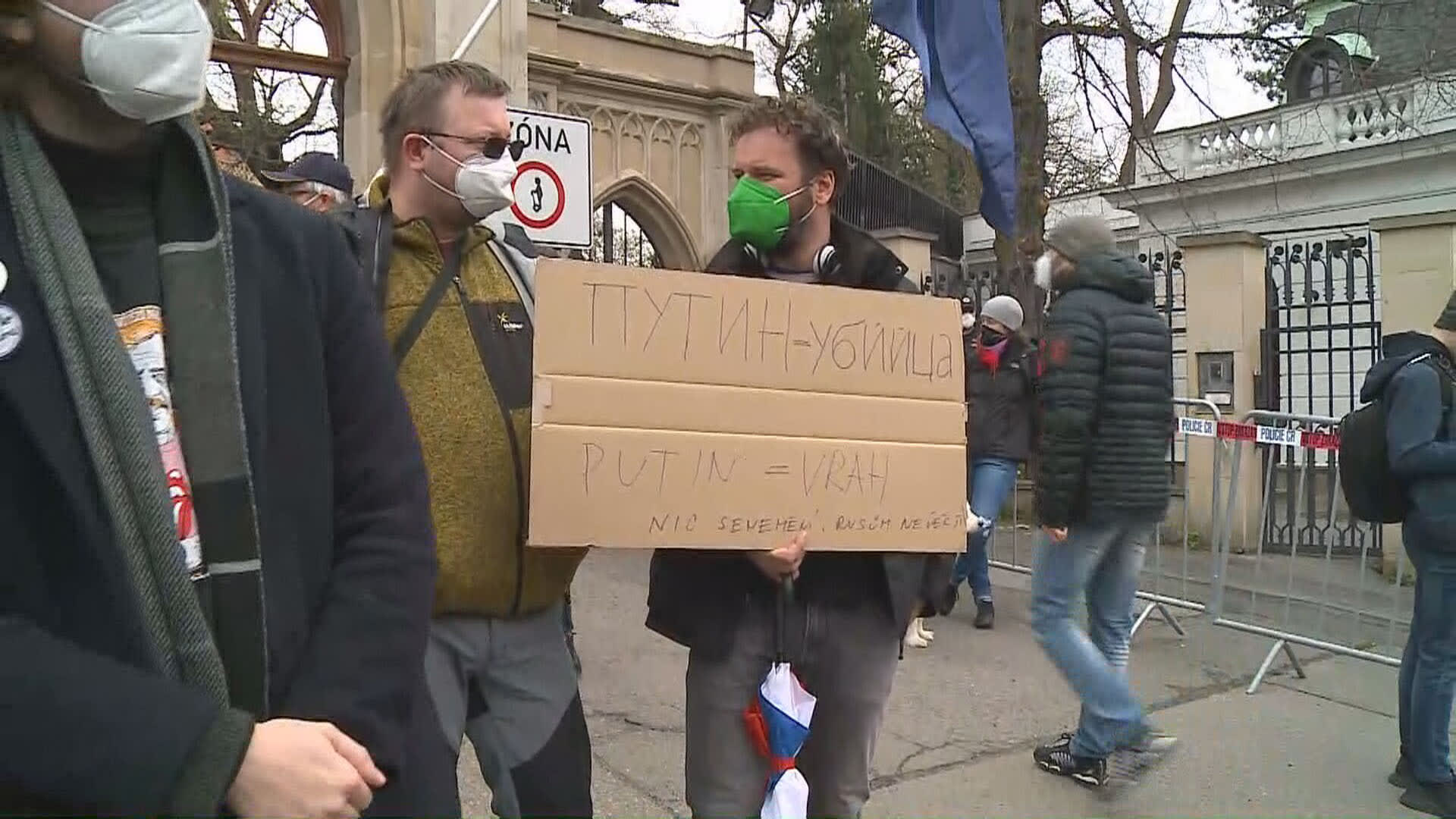 Demonstrace před ruskou ambasádou.