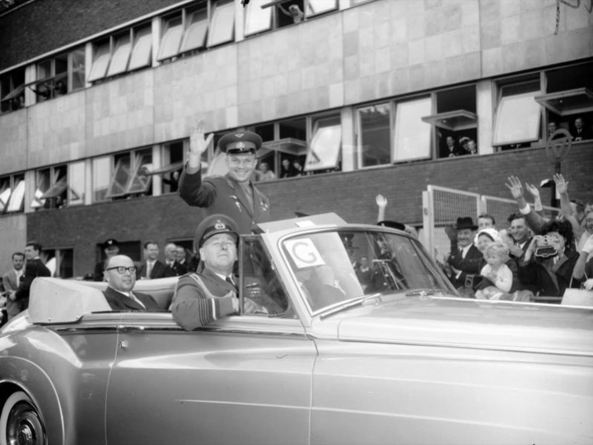 Gagarin při návštěvě Velké Británie kyne davům ze speciálního Rolls-Roycu s espézetkou YG.