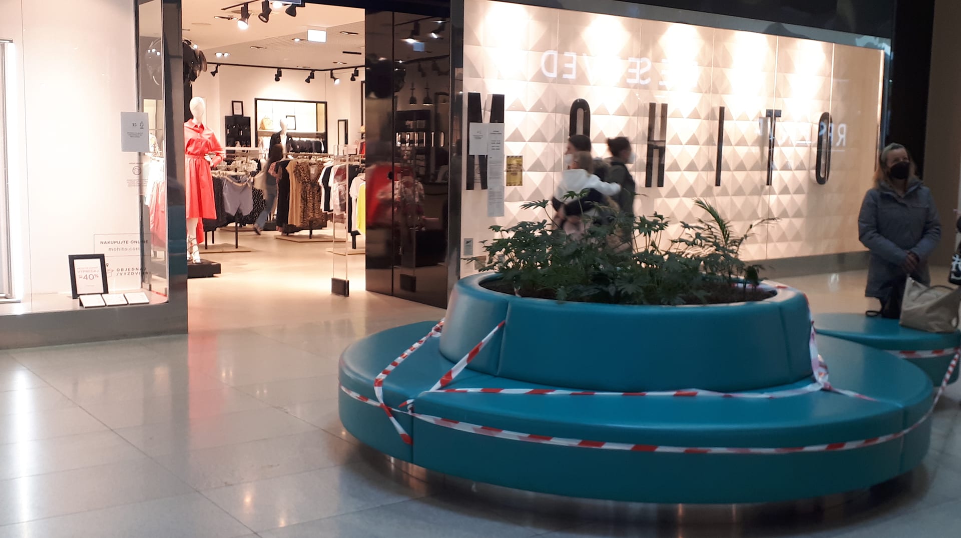 V obchodnom centre Bory Mall zostávajú zatvorené miesta na odpočinok.