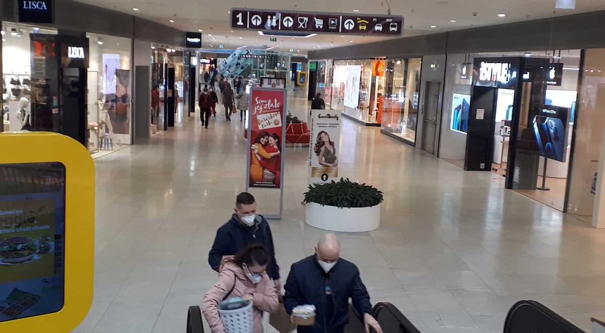 Obchodné centrum Bory Mall v Bratislave-Lamači zaplnili udia prvýkrát od 17. decembra 2020.
