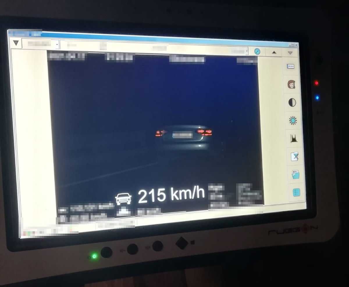 Devatenáctiletý mladík jel po dálnici D46 rychlostí 215 km/h.