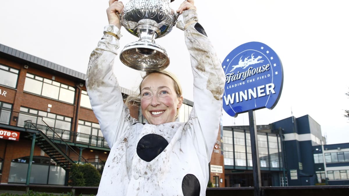 Zemřela žokejka Lorna Brookeová. Na fotografii z roku 2015 slaví s trofejí za vítězství v historicky prvním ročníku ryze ženského závodu ve Fairyhouse.