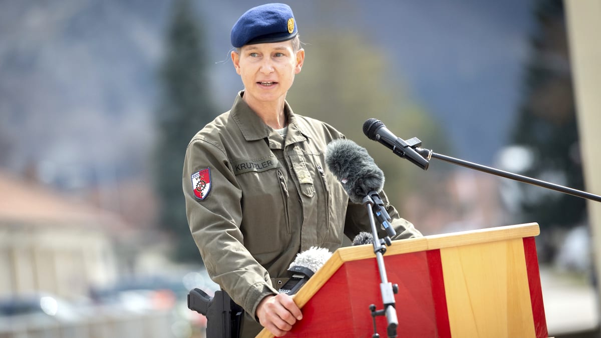Jasmine Krutzlerová při svém jmenovacím projevu velitelky pluku rakouské armády.