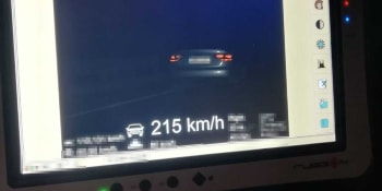 Devatenáctiletý mladík se po dálnici proháněl rychlostí 215 km/h. Hrozí mu vysoká pokuta