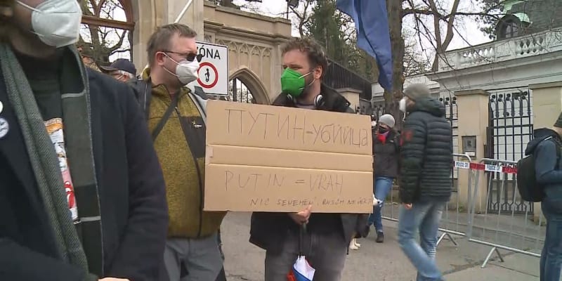 Demonstrace před ruskou ambasádou.