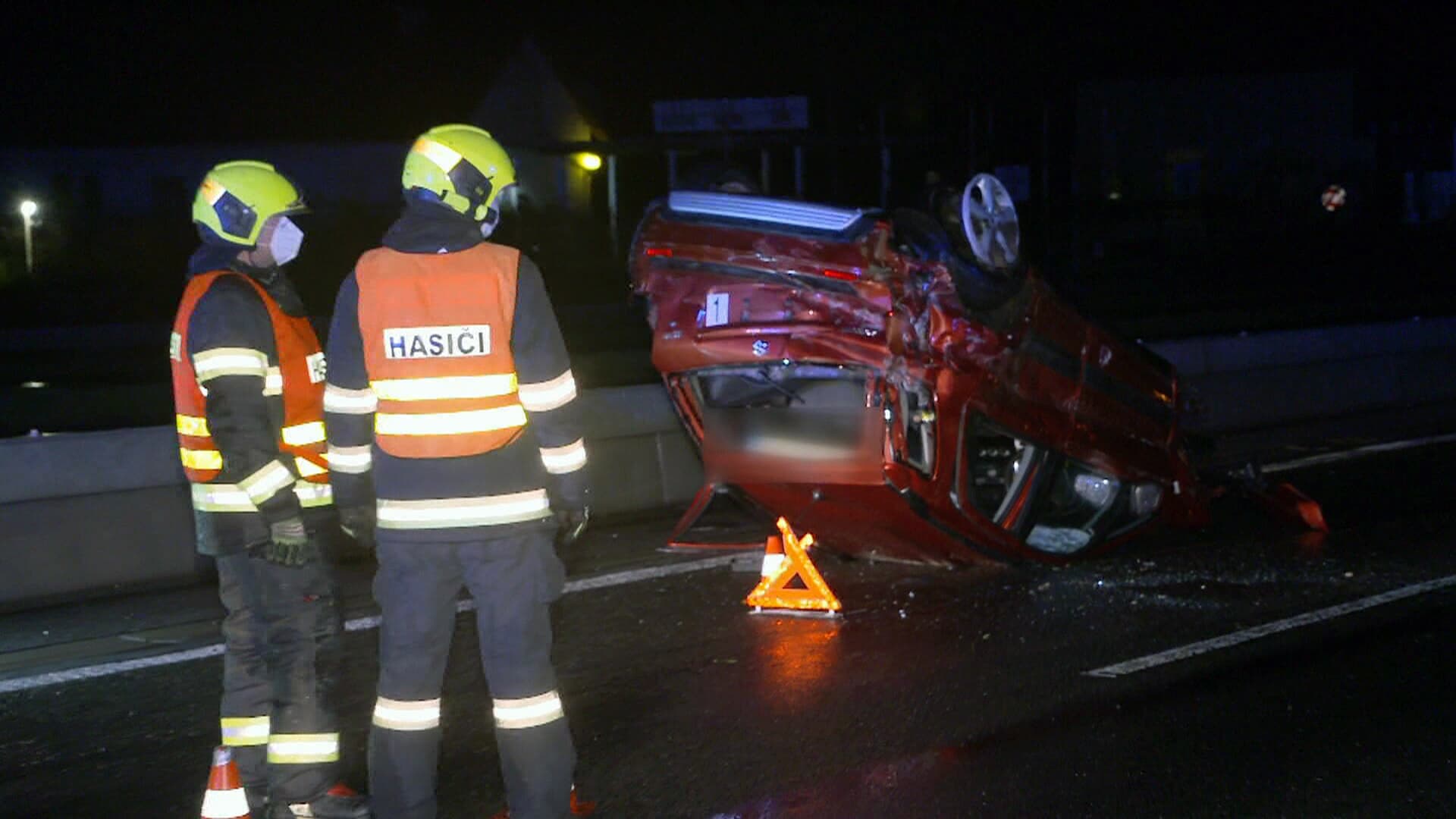 Vážná dopravní nehoda v pondělí večer u Turnova uzavřela silnici z Liberce směrem na Prahu. 