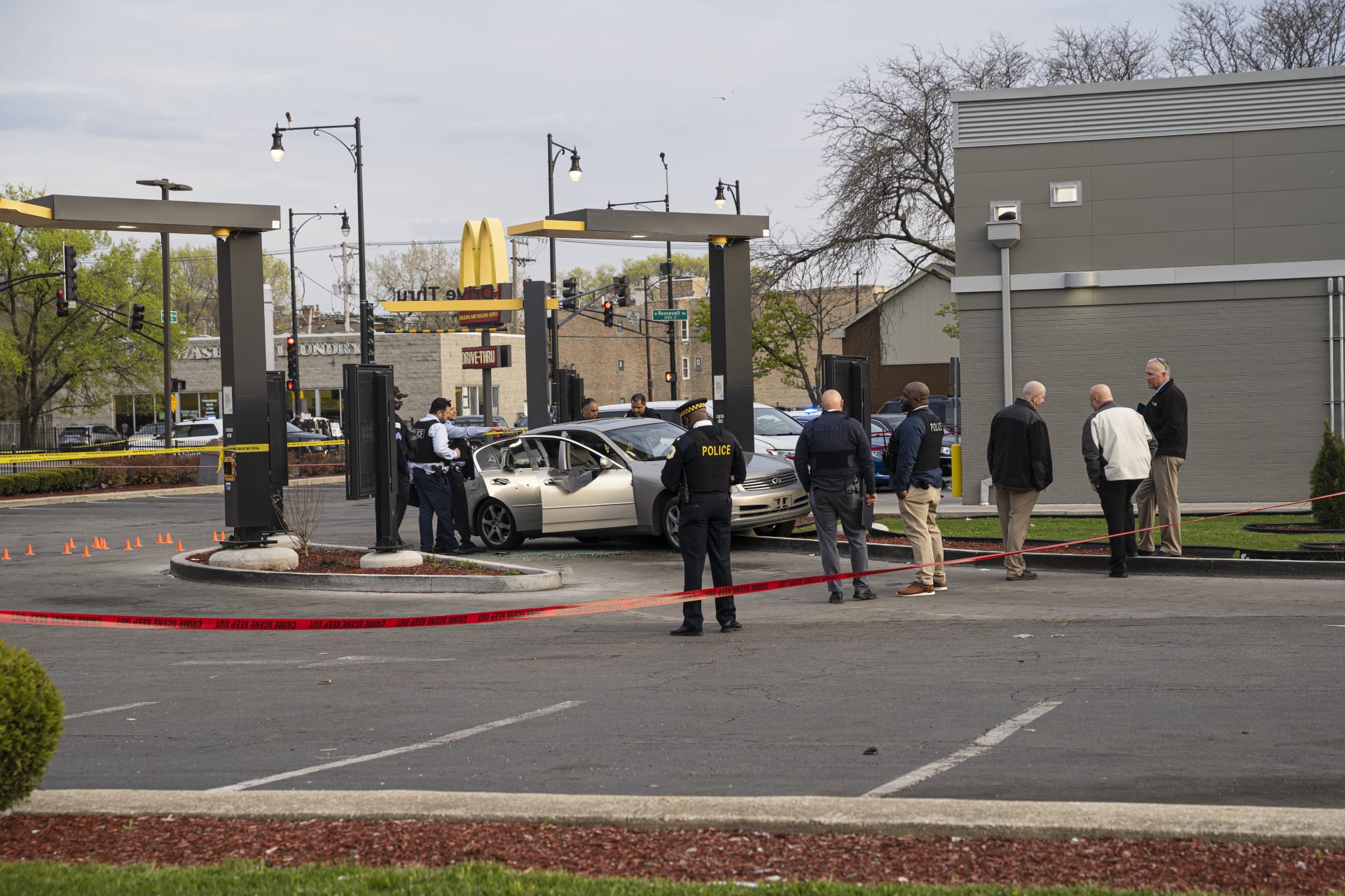 Při čekání na jídlo v drive-thru McDonald's začal neznámý pachatel střílet na auto. V něm seděla sedmiletá dívka s otcem.