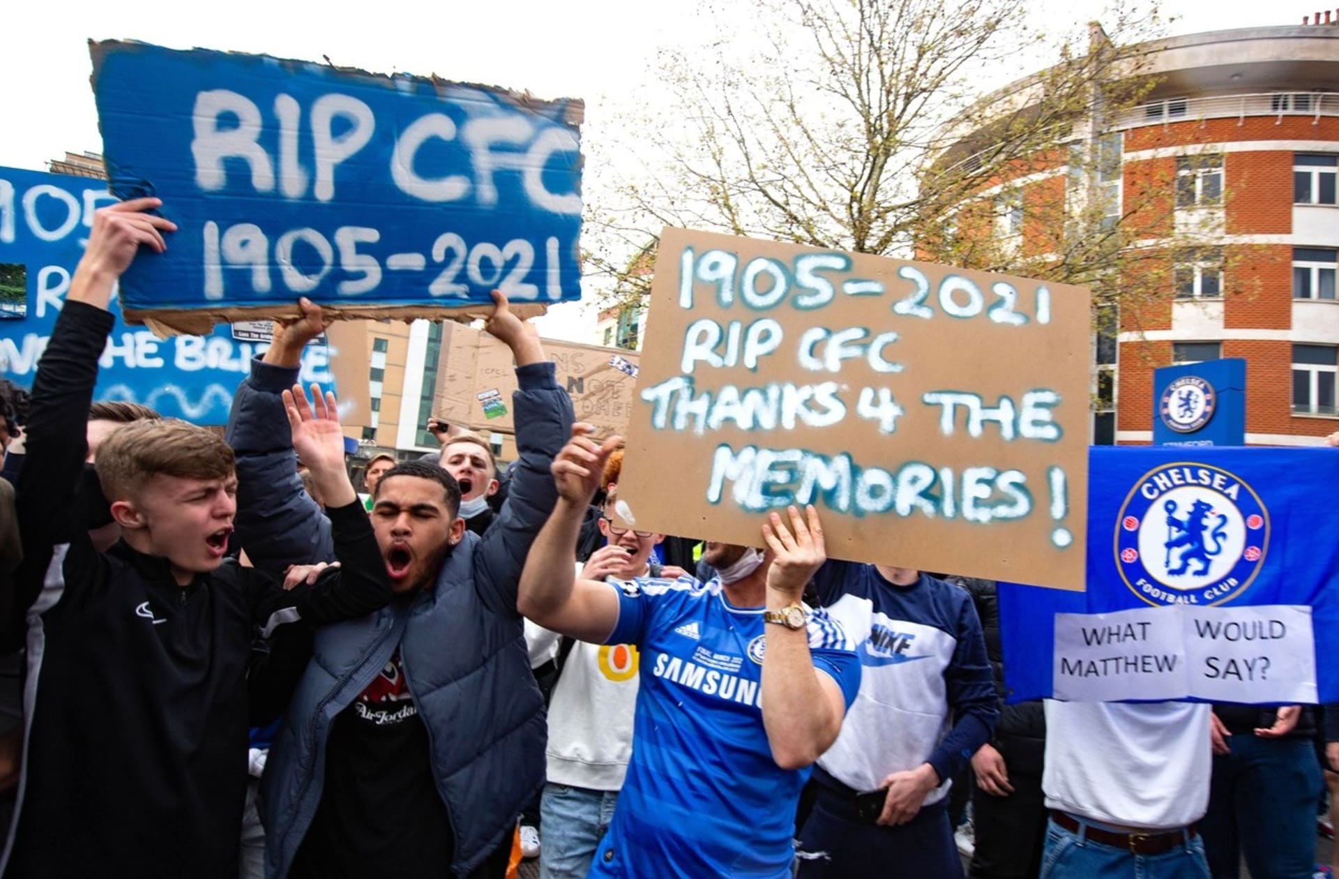 Fanoušci Chelsea v pondělí masivně protestovali proti zapojení klubu do Superligy. Uklidňovat je musela klubová legenda Petr Čech.