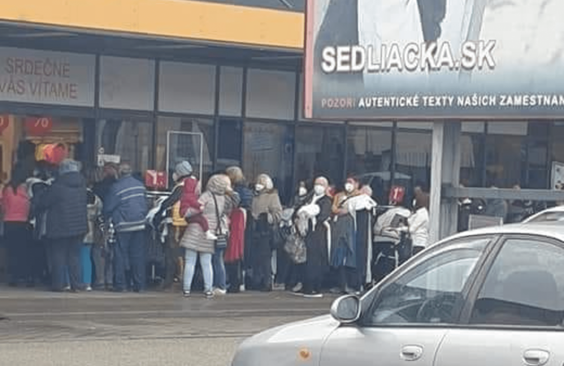 Po rozvolnění na Slovensku se davy lidí nahrnuly do obchodů.