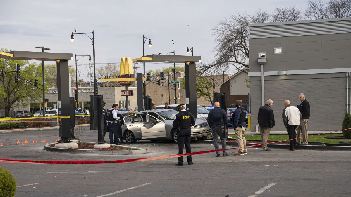 Při čekání na jídlo v drive-thru McDonald's začal neznámý pachatel střílet na auto. V něm seděla sedmiletá dívka s otcem.