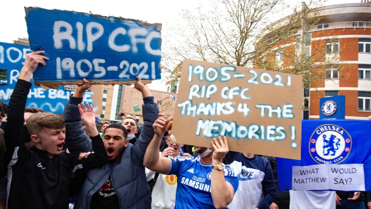Fanoušci Chelsea v pondělí masivně protestovali proti zapojení klubu do Superligy. Uklidňovat je musela klubová legenda Petr Čech.