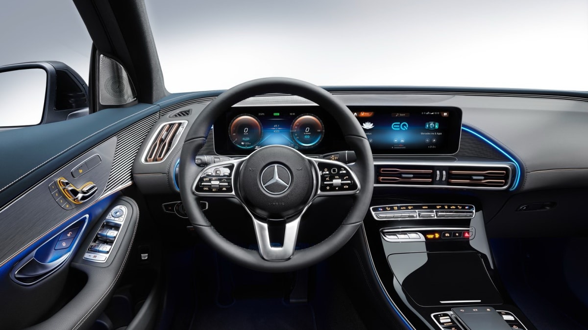 Mercedes-Benz EQC předvádí svou luxusní palubní desku.