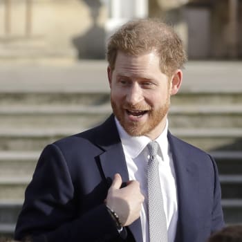 Princ Harry v zahradách Buckinghamského paláce