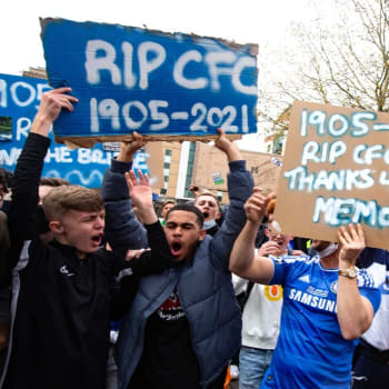 Fanoušci Chelsea v pondělí masivně protestovali proti zapojení klubu do Superligy. Zdá se, že uspěli.
