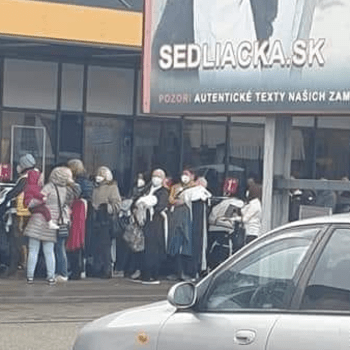 Po rozvolnění na Slovensku se davy lidí nahrnuly do obchodů