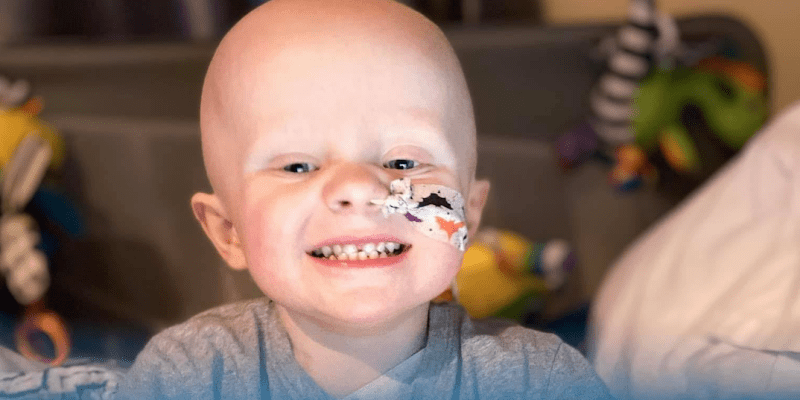  Tříletý Archie Warriner zápasil s rakovinou jater, podstoupil sedm druhů chemoterapie. 