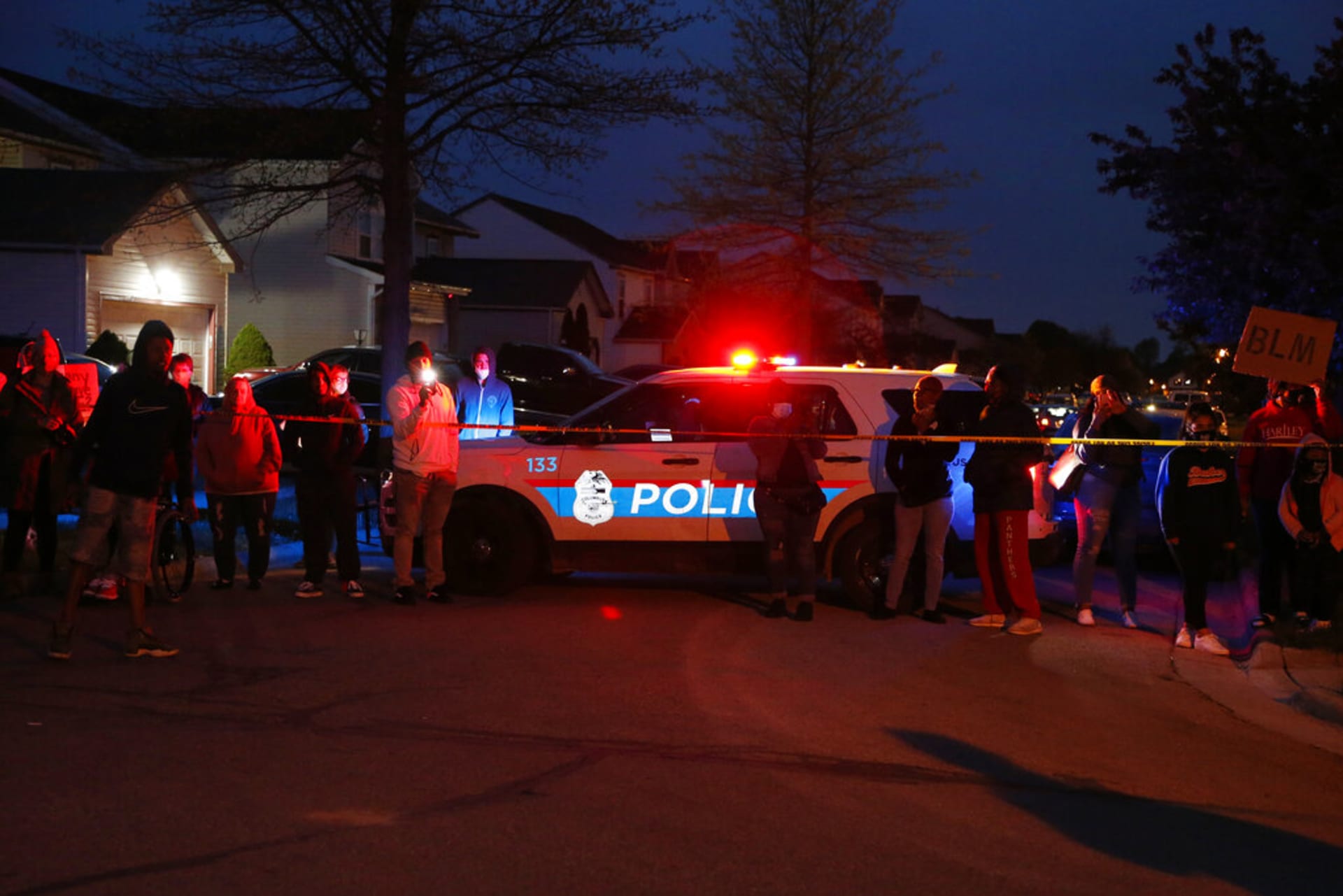 V sousedství, kde byla zastřelena agresivní teenagerka, se večer v den tragické události shromáždili lidé