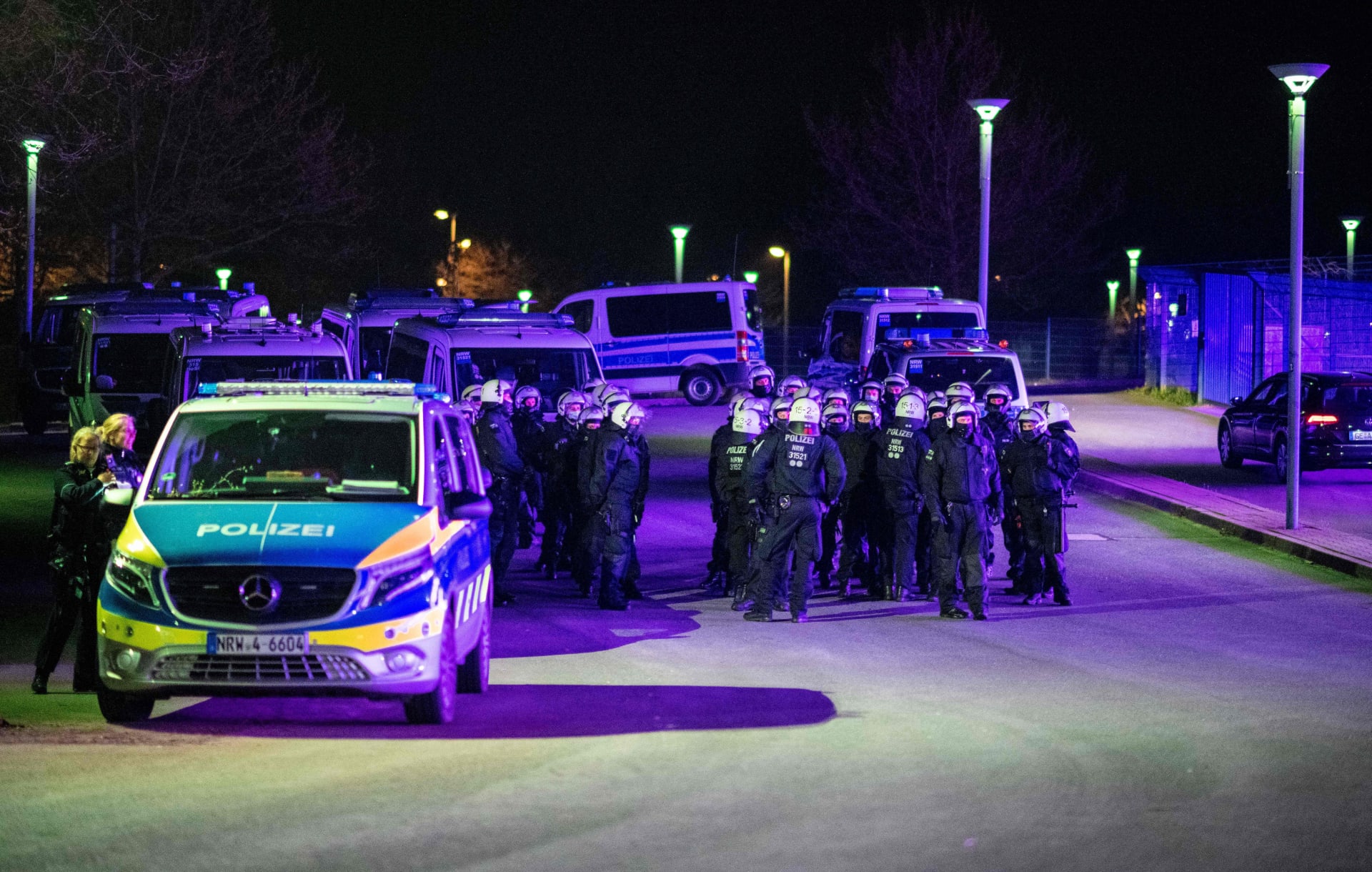 Policisté hlídkují před stadionem fotbalového klubu Schalke 04 kvůli nepřístojnostem fanoušků.
