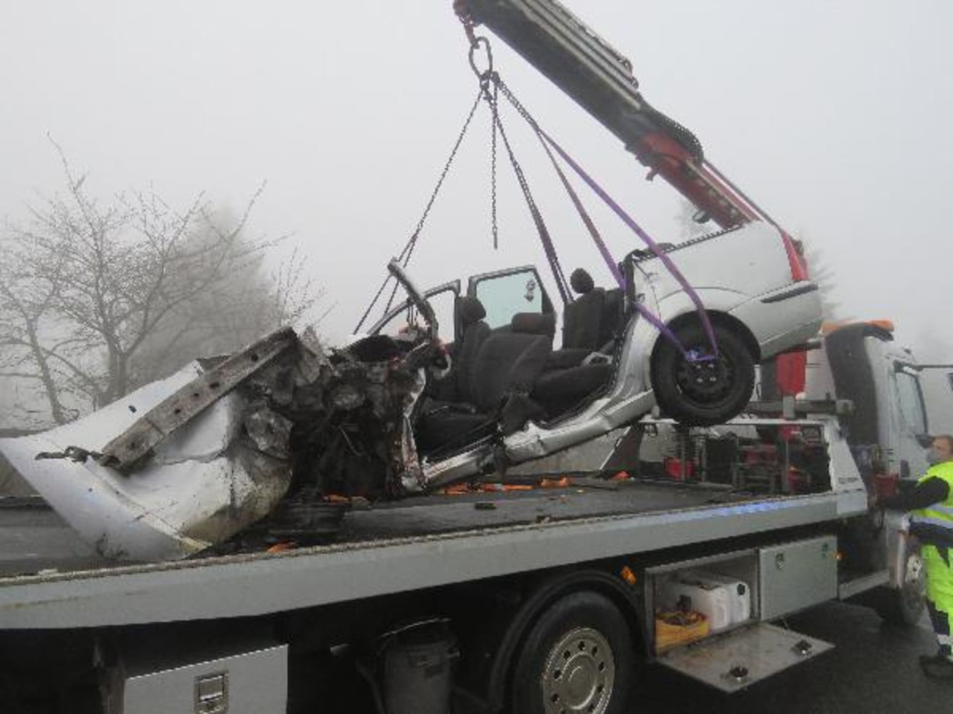 Tragická srážka osobního automobilu s nákladním vozidlem