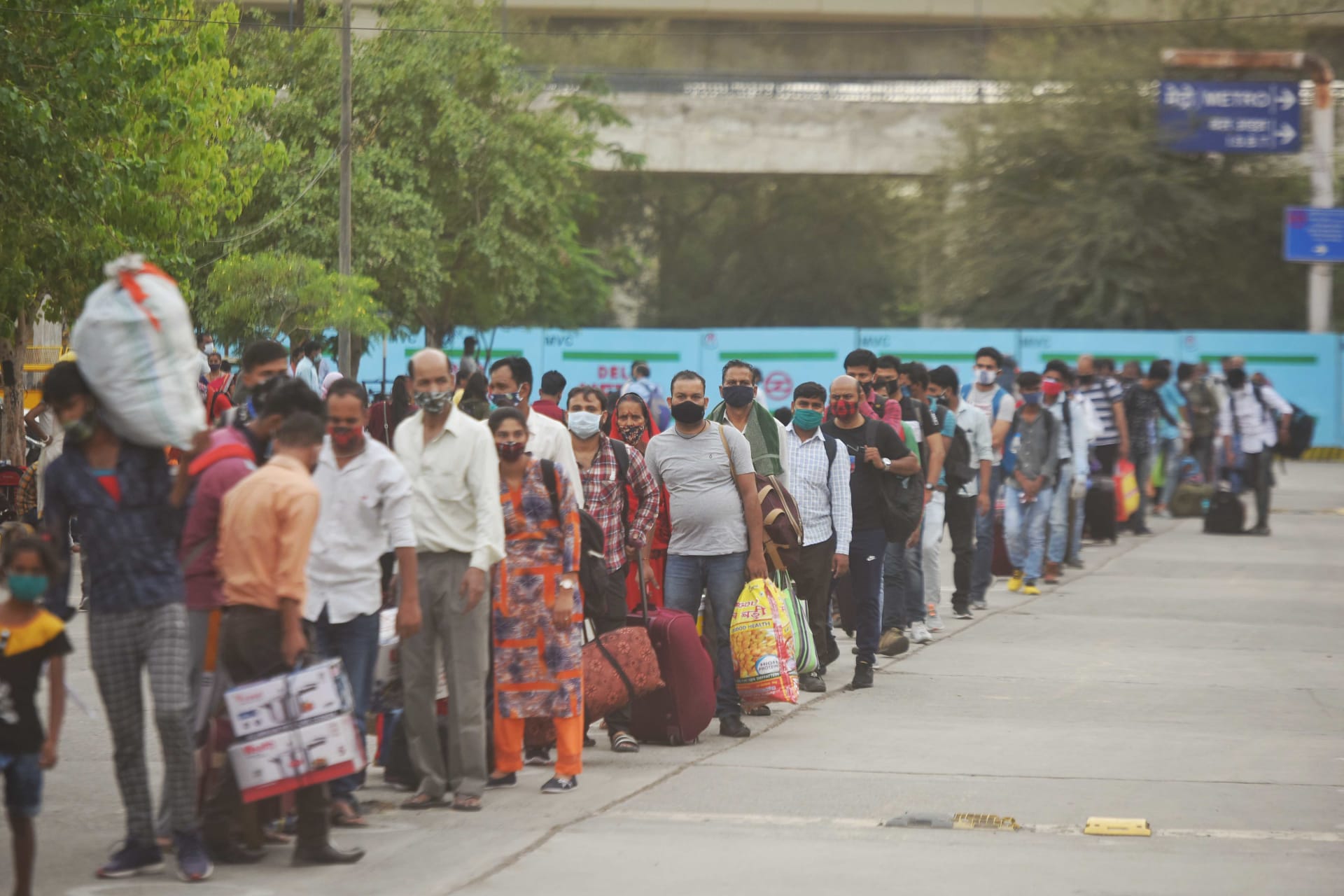 Lidé, kteří cestují za prací, prchají z Nového Dillí do svých rodišť. Bojí se tvrdého lockdownu. 