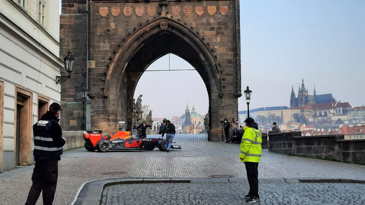 Velmi neobvyklé obrázky ve středu nabídl Karlův most. Popojížděl po něm vůz formule 1 týmu Red Bull z roku 2011.