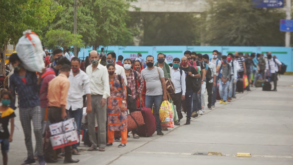 Lidé, kteří cestují za prací, prchají z Nového Dillí do svých rodišť. Bojí se tvrdého lockdownu. 