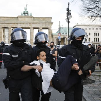 Policie v Berlíně rozpustila demonstraci proti novele infekčního zákona.