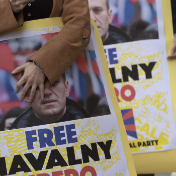 Ruští policisté zadrželi již více než tři sta demonstrantů během středečních nepovolených protestů na podporu uvězněného opozičního vůdce Alexeje Navalného. 
