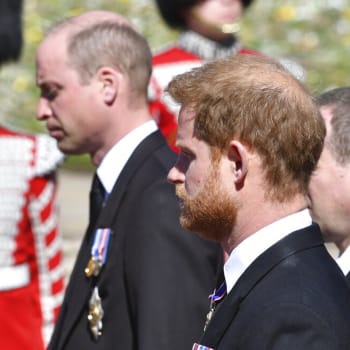 Princ Harry (v popředí) se svým bratrem Williamem na pohřbu prince Philipa