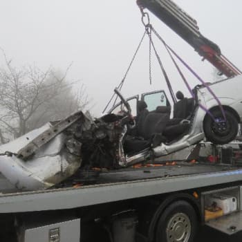 Tragická srážka osobního automobilu s nákladním vozidlem