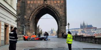 Formule 1 v Praze. Ikonický vůz Red Bullu způsobil rozruch na Karlově mostě