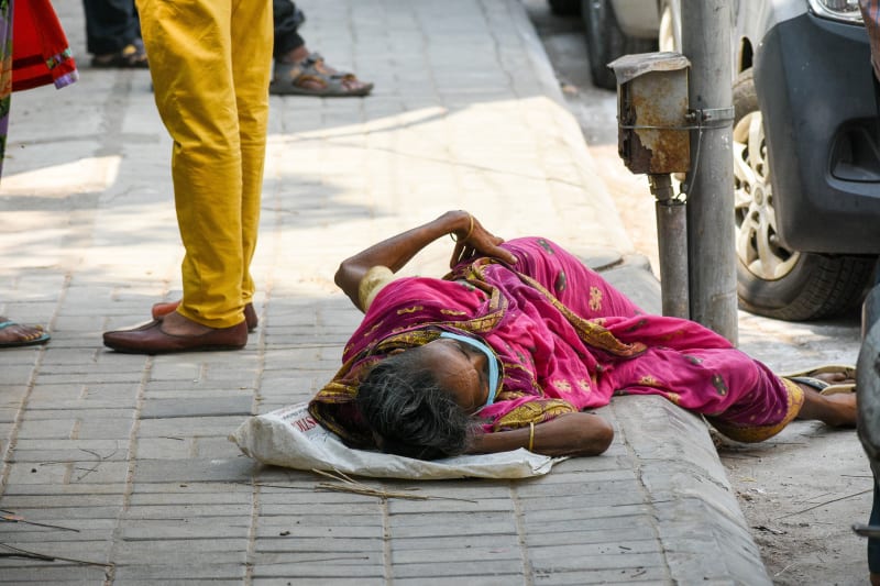 Žena před nemocnicí v Kalkatě