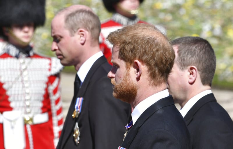 Princ Harry (v popředí) se svým bratrem Williamem na pohřbu prince Philipa. Bratři spolu téměř nemluví.