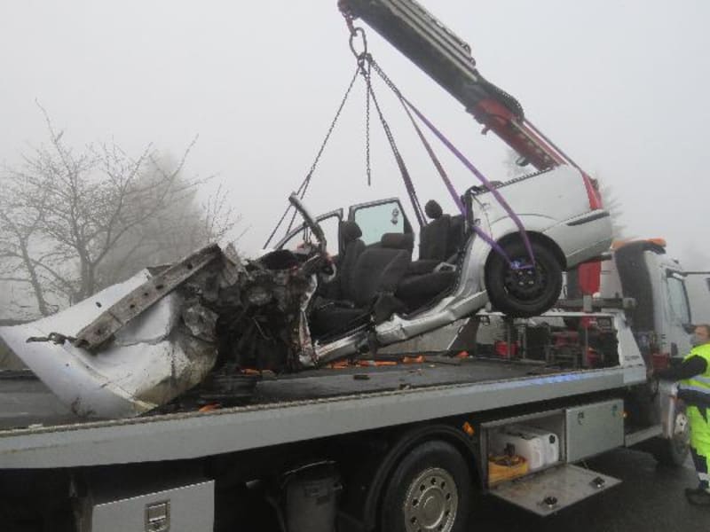 Tragická nehoda osobního automobilu s nákladním vozidlem.