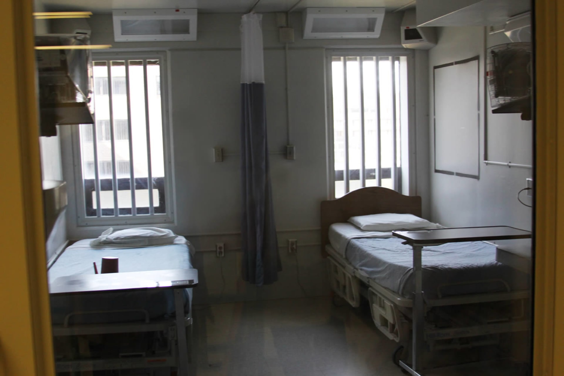 Jeden z nemocničních pokojů věznice.