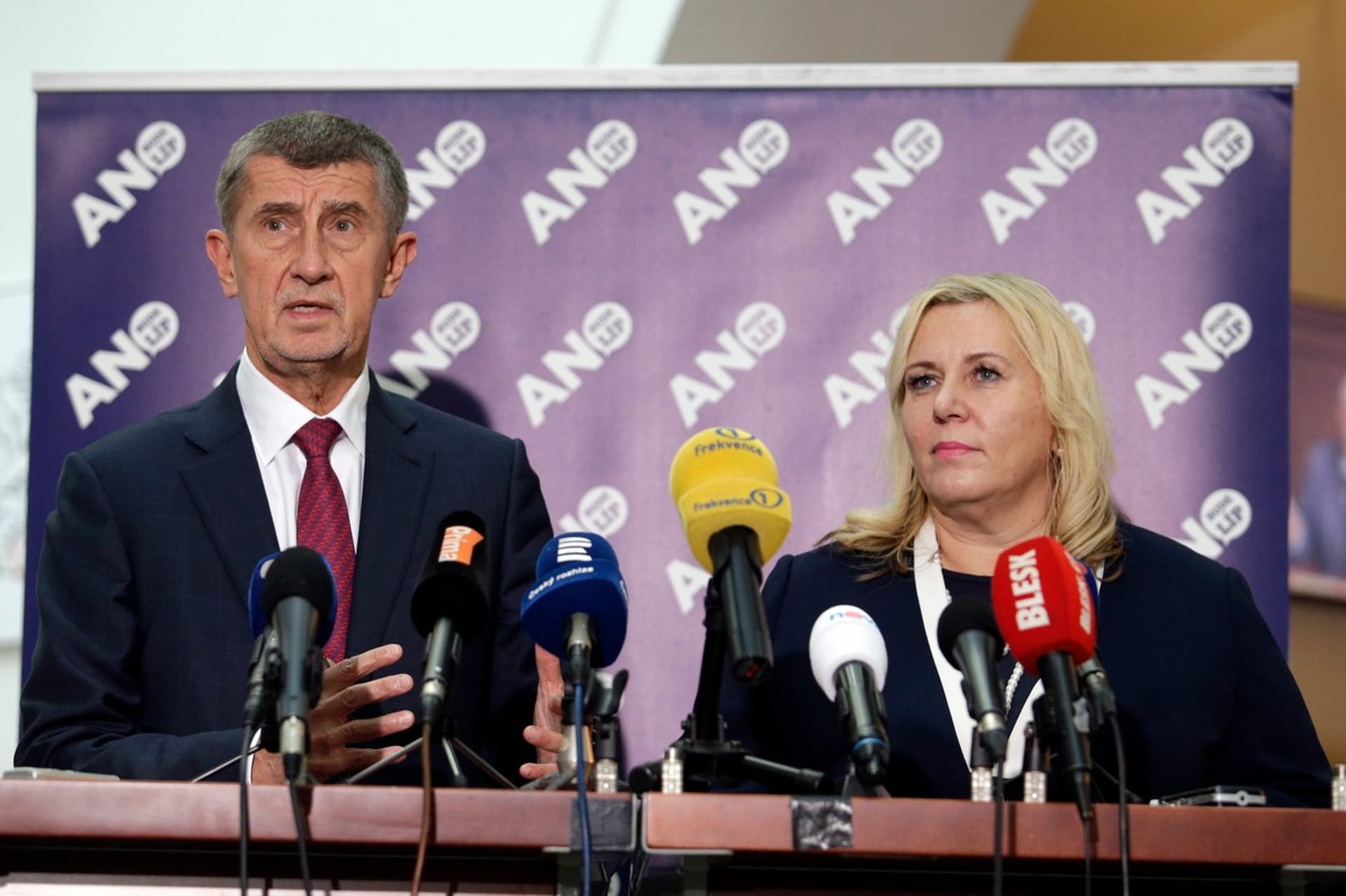 Premiér Andrej Babiš (ANO) a ministryně pro místní rozvoj Klára Dostálová (za ANO)