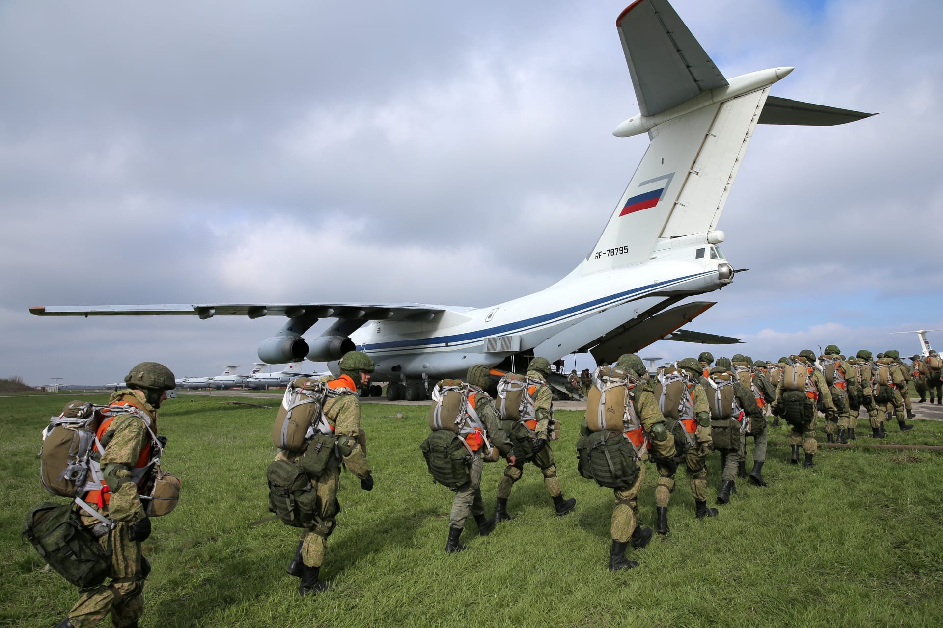 Ruští výsadkáři v Rostově na Donu se chystají na rozsáhlé armádní cvičení, které probíhá na západě země.
